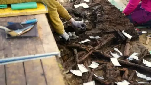 L'image montre une fouille sur un chantier archéologique