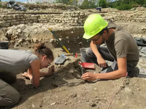 deux personnes sur un site de fouille archéologique