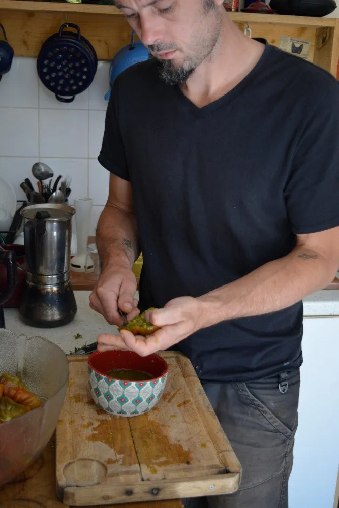 Un beau gosse qui extrait des graines de tomate