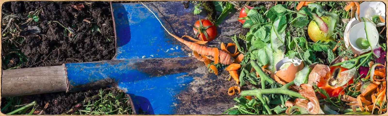 du compost, une pelle et des déchets organiques