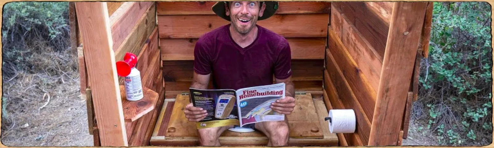 une personne sur un toilette sèche en train de lire un journal, il a l'air heureux