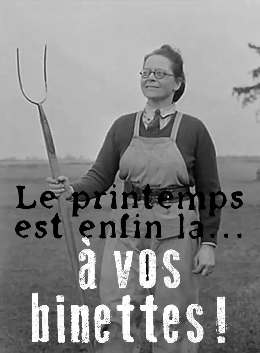 une femme qui tient une fourche dans un champ, la photo est en noir et blanc