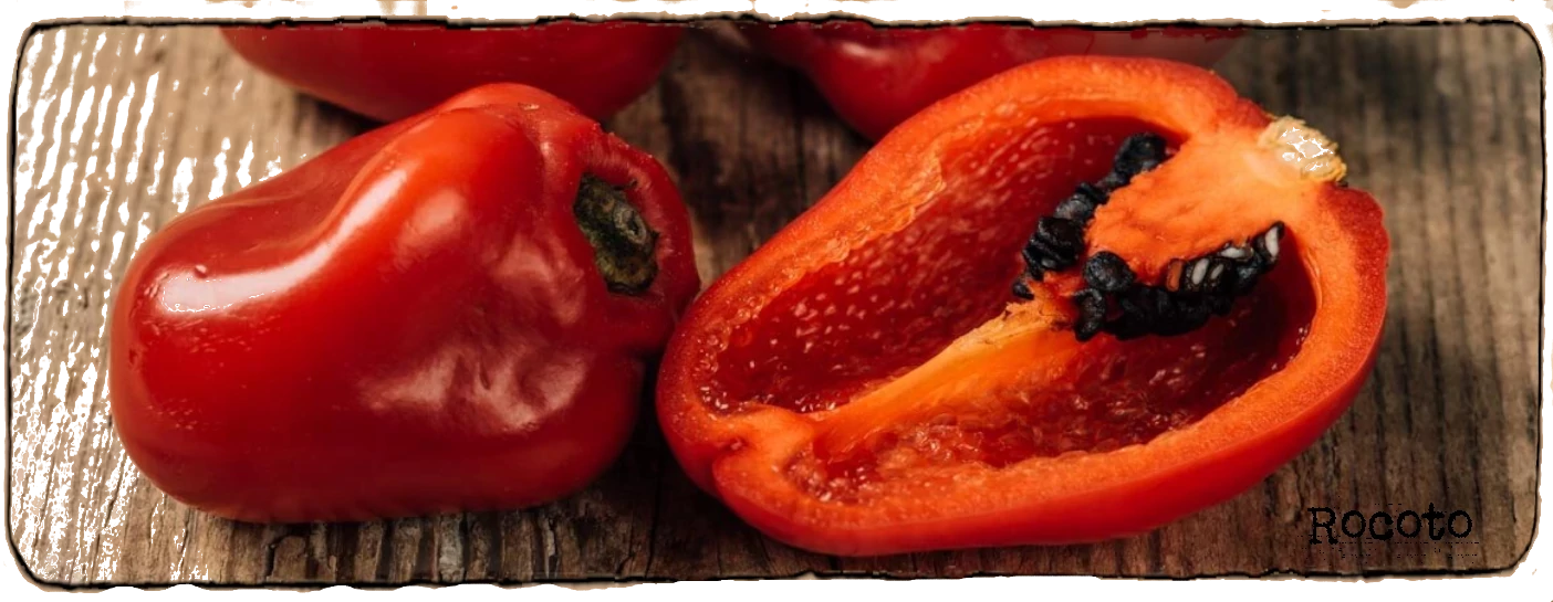 La photo montre un Piment Rocoto coupé en deux, on peut voir ses graines noires