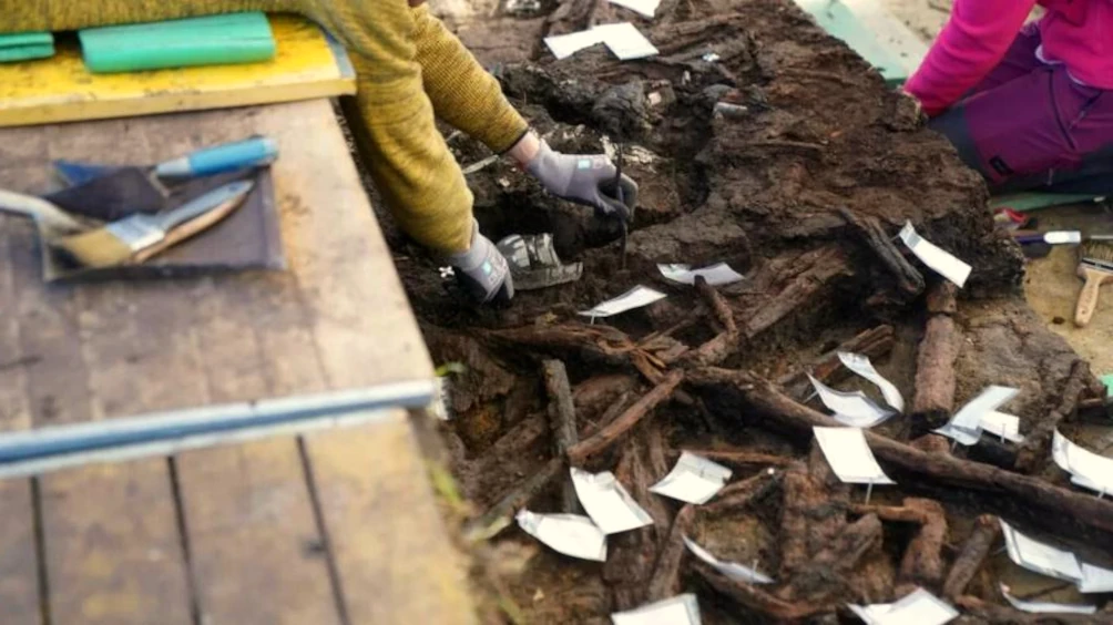 L'image montre une fouille sur un chantier archéologique