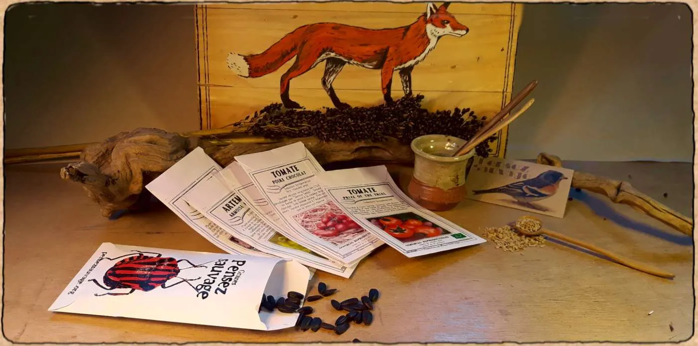 sachets de graines et divers ustensiles pour le tri des graines, il y a aussi une pancarte de renard en arrière plan