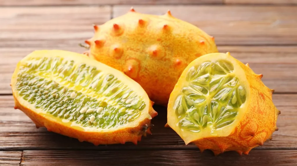 un kiwano coupé en deux