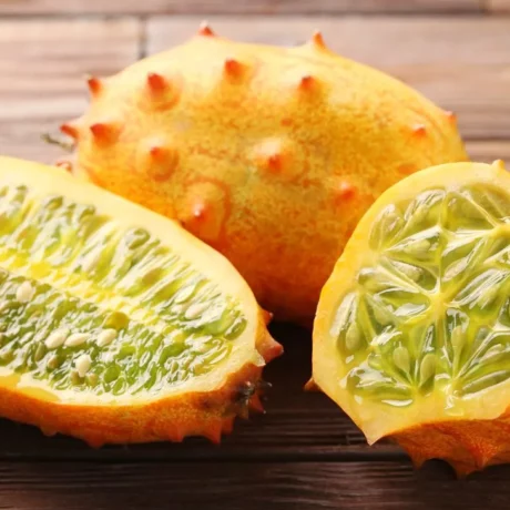 un kiwano coupé en deux