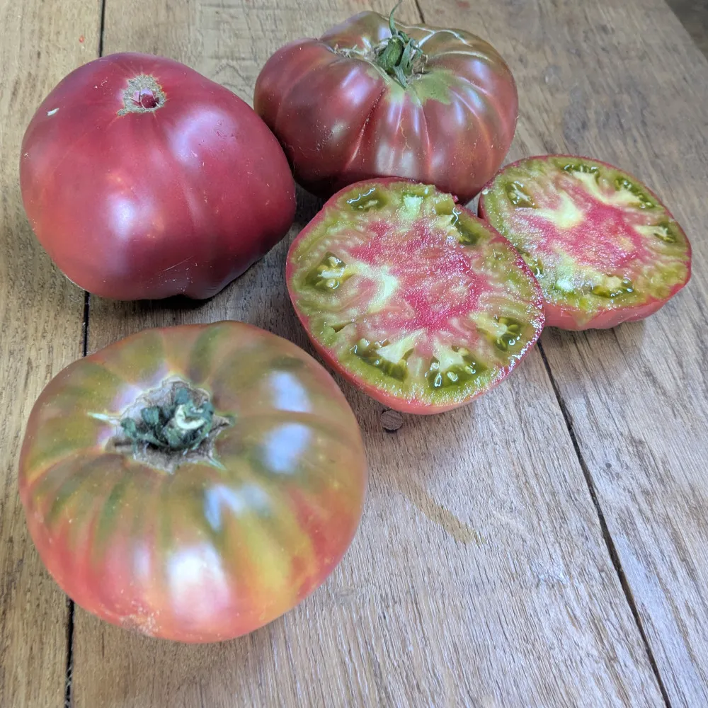 L'image montre des tomates Captain Lucky sur une table