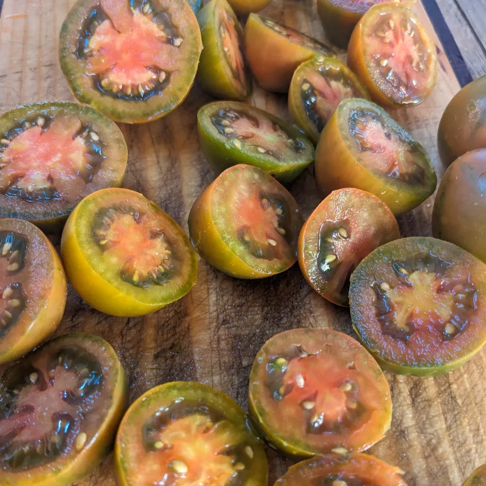 Voici une ribambelle de tomates coupées en deux, on voit aparaitre la chair rouge