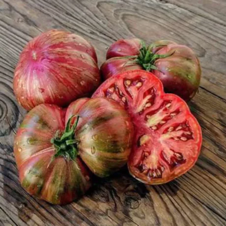 Sur cette image nous voyons trois tomate dont une qui est coupée en deux