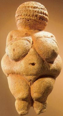 L'image montre une statuette de vénus en pierre, elle à l'air de dater de jadis!