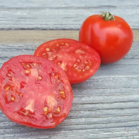 L'image montre des tomates coupé sur une planche, elles ont l'air délicieuses